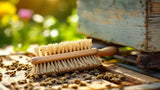 Bienenbesen aus Holz zur schonenden Pflege von Bienenstöcken