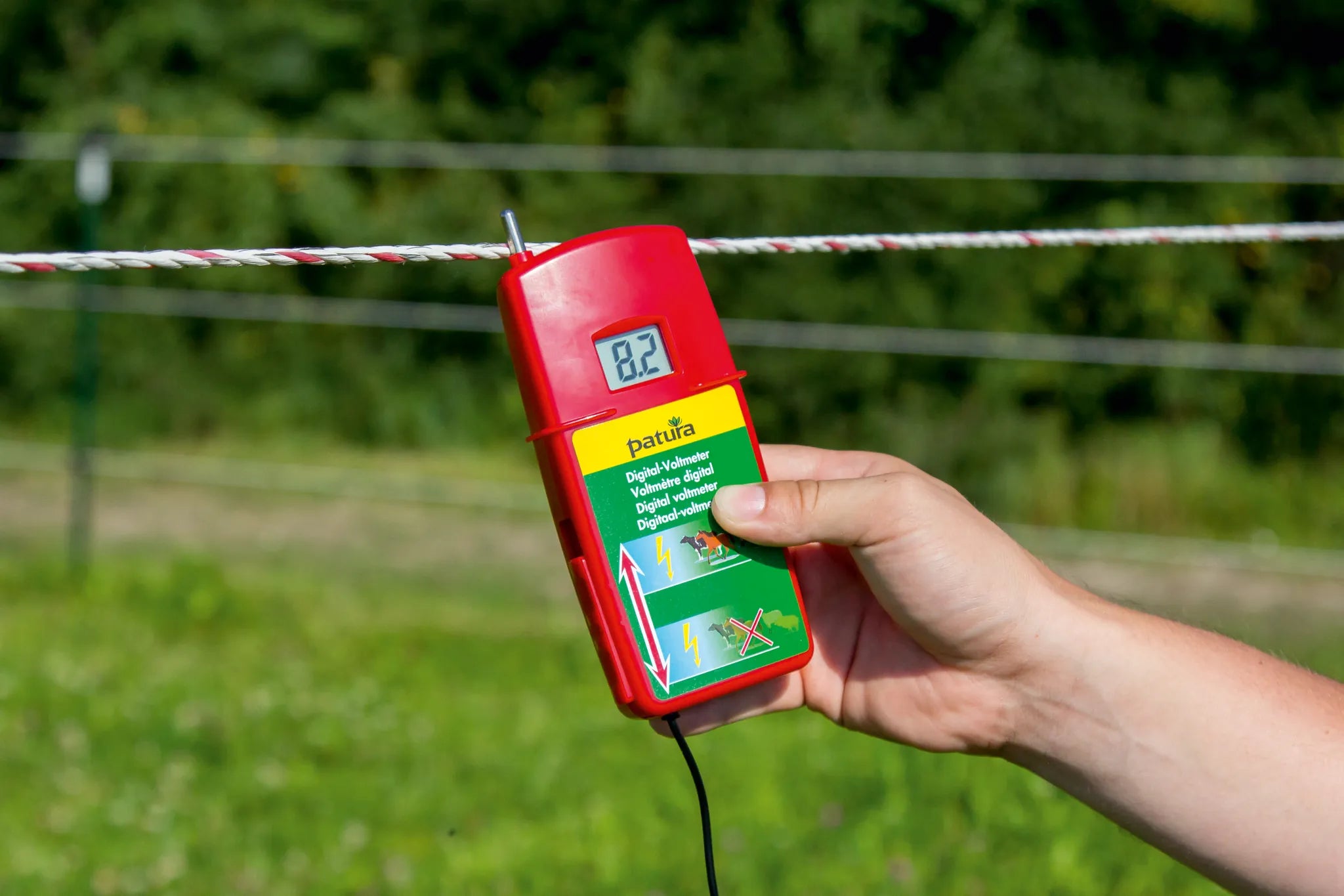 Digital-Voltmeter mit zuschaltbarem Belastungswiderstand