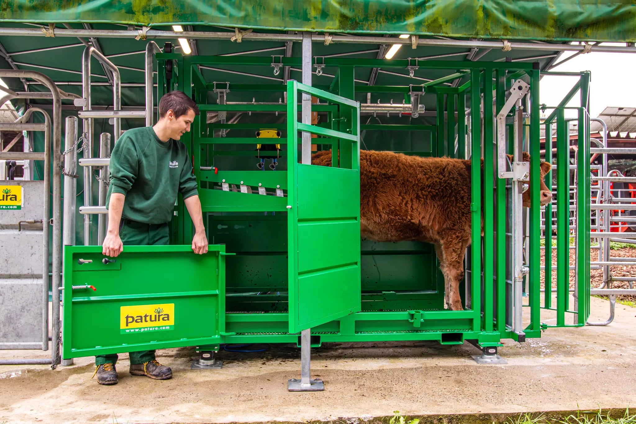 Behandlungsstand A6000 mit Heckschiebetür, Fangkorb 2-flügelig