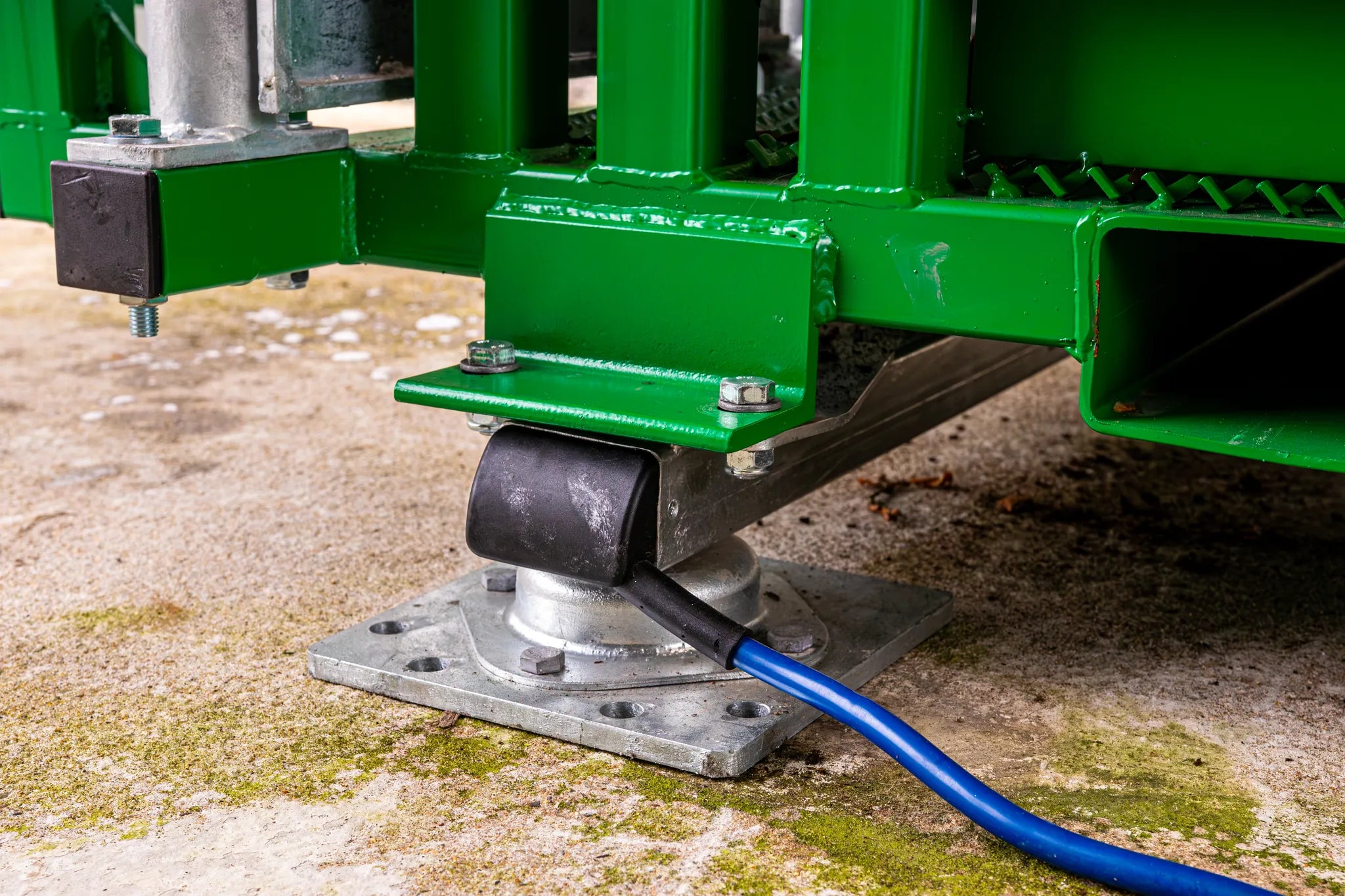 Behandlungsstand A6000 mit Heckschiebetür, Fangkorb 2-flügelig