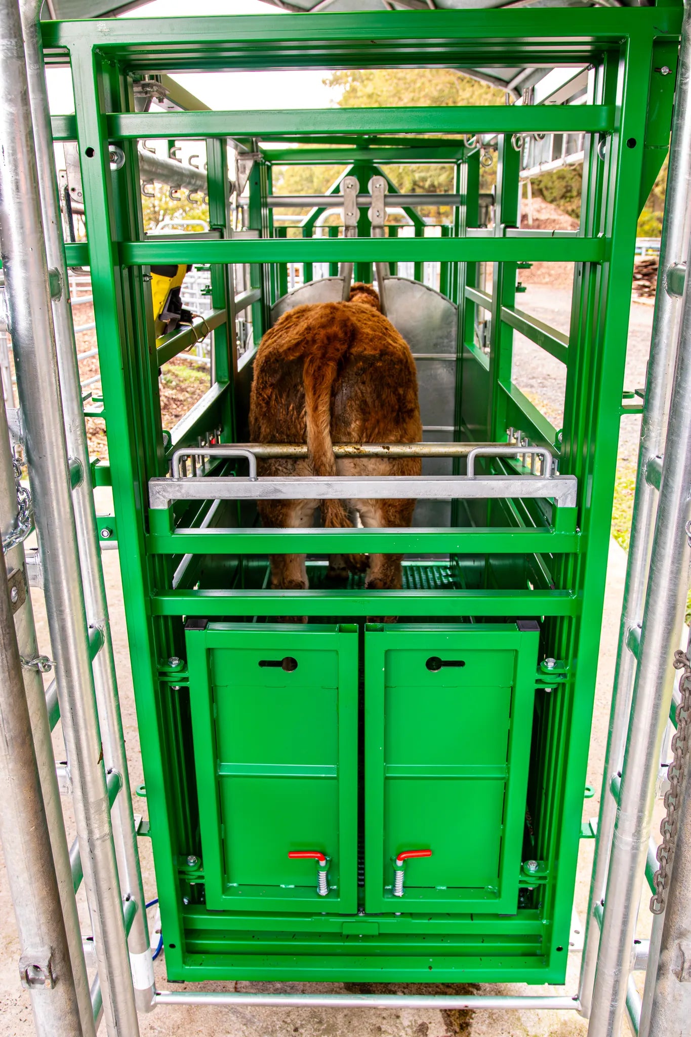 Behandlungsstand A6000 mit Heckschiebetür, Fangkorb 2-flügelig