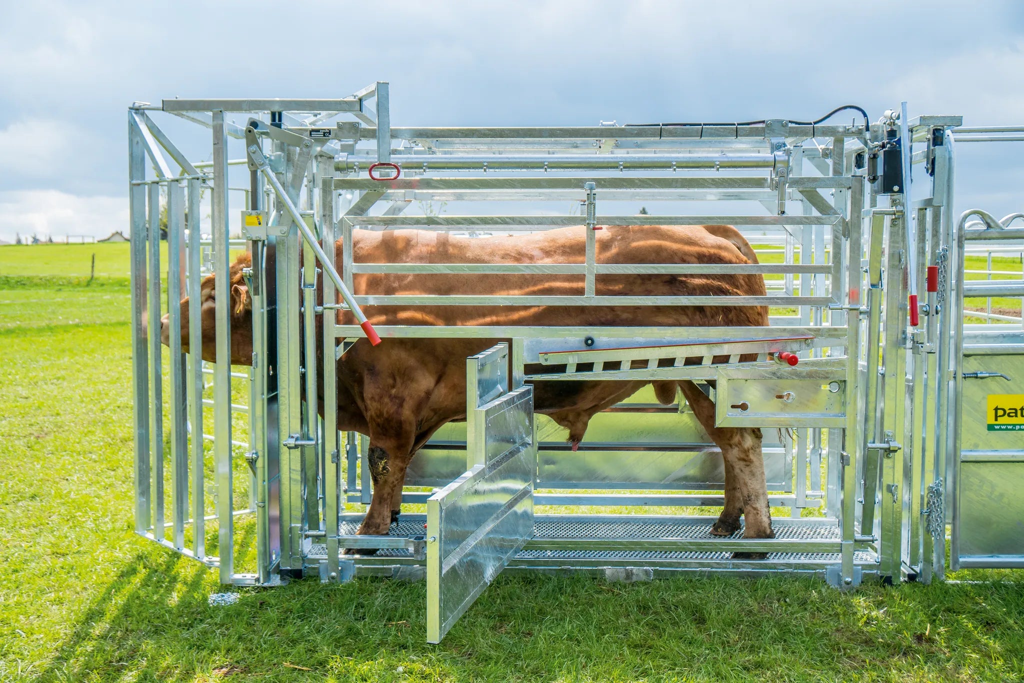 Behandlungsstand A8000 mit Seitenverengung, Heckschiebetüre