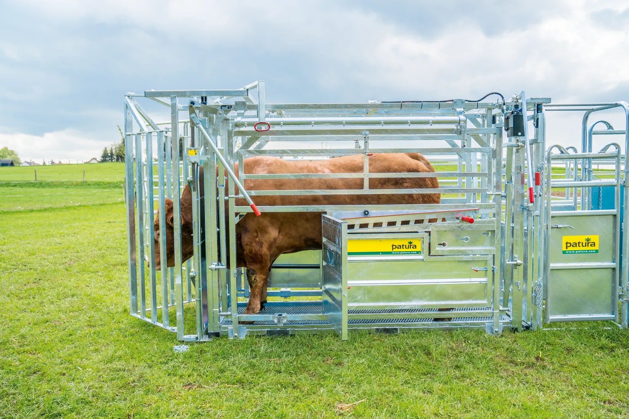 Behandlungsstand A8000 Kaiserschnitt mit Seitenverengung, Heckschiebetüre