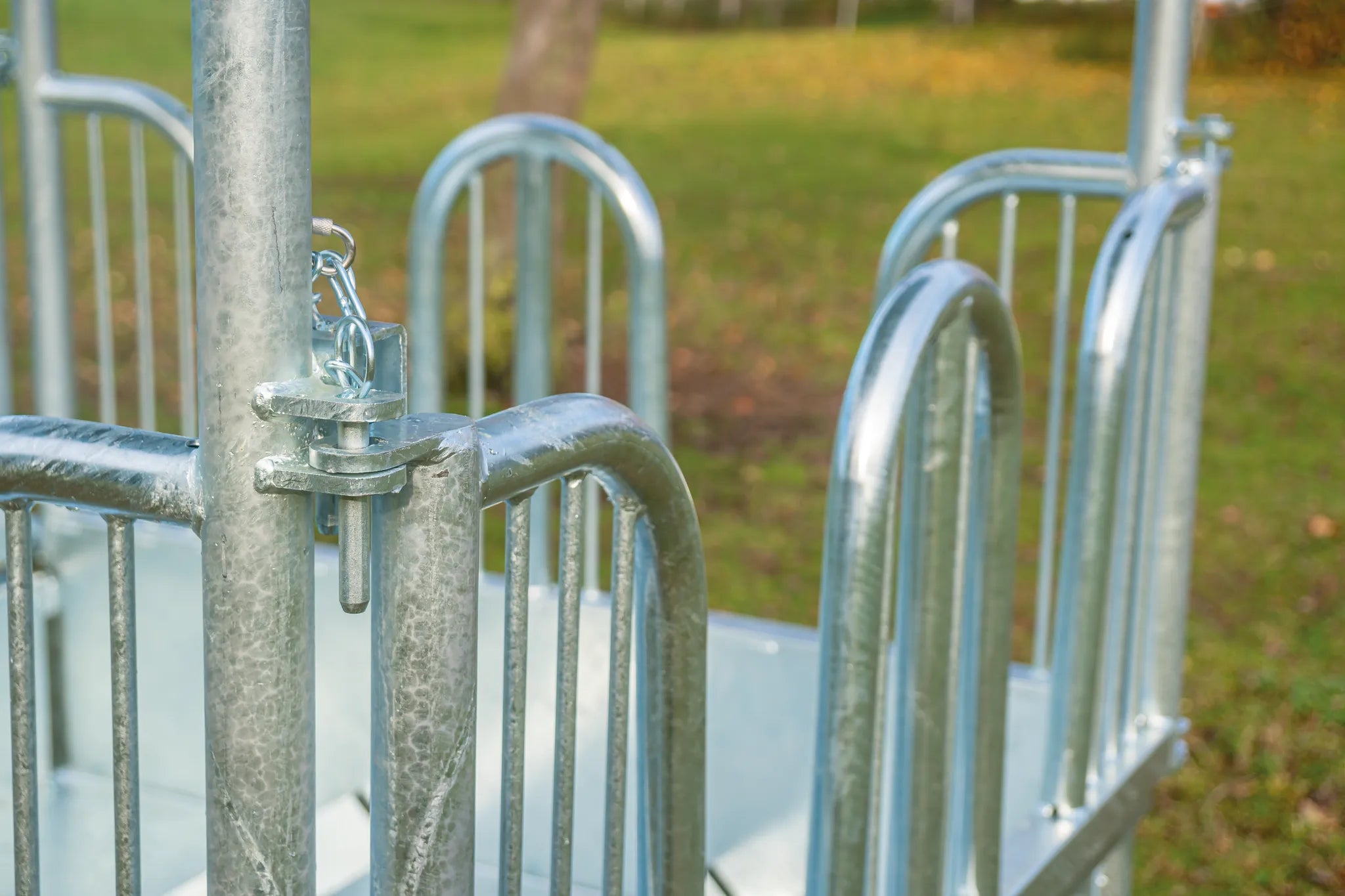 Compact-Viereckraufe 12 Fressplätze mit Sicherheits-Palisadenfressgittern