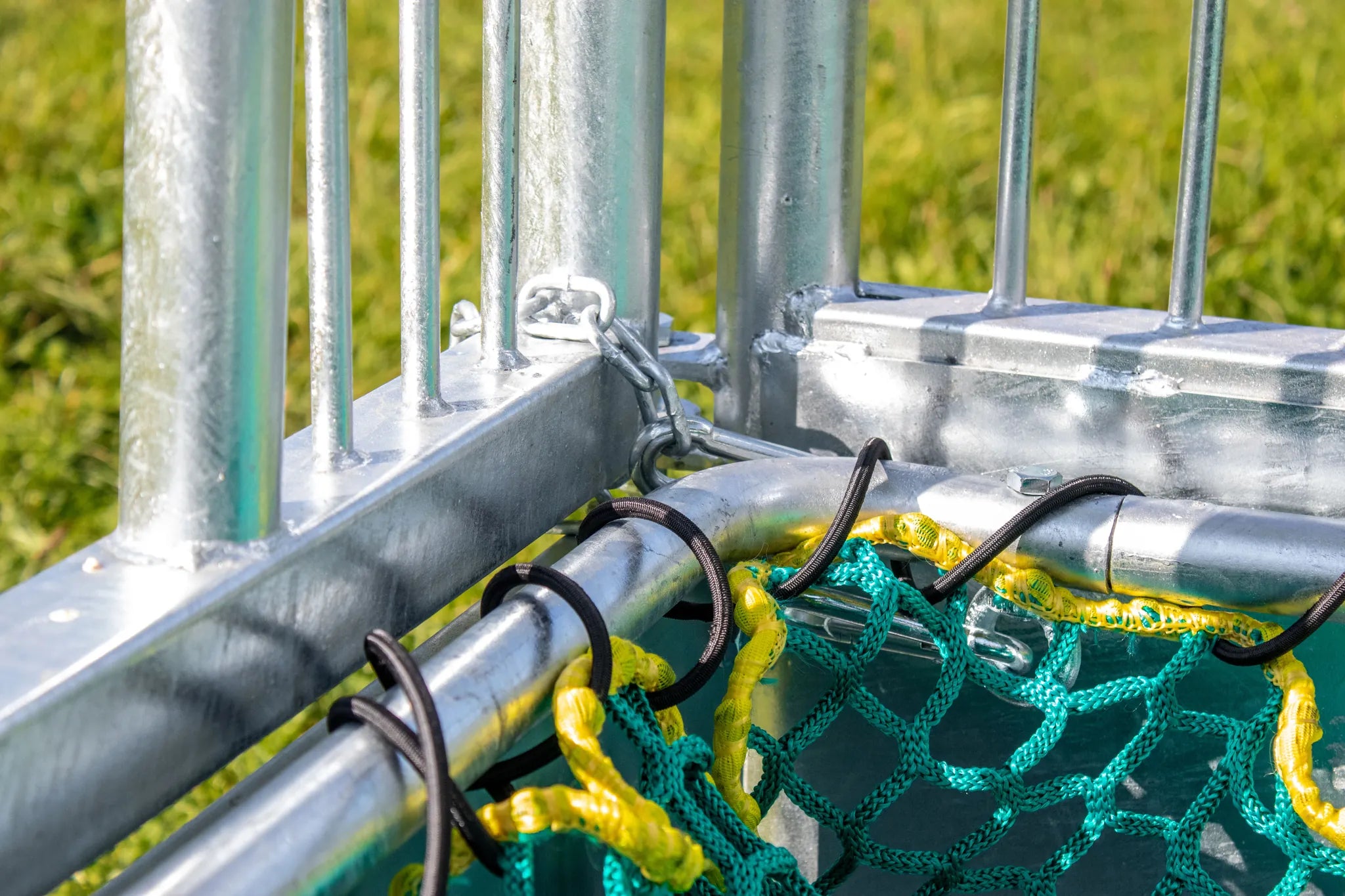 Rahmen für Futtersparnetz zu Viereckraufe mit Sicherheits-Palisaden,