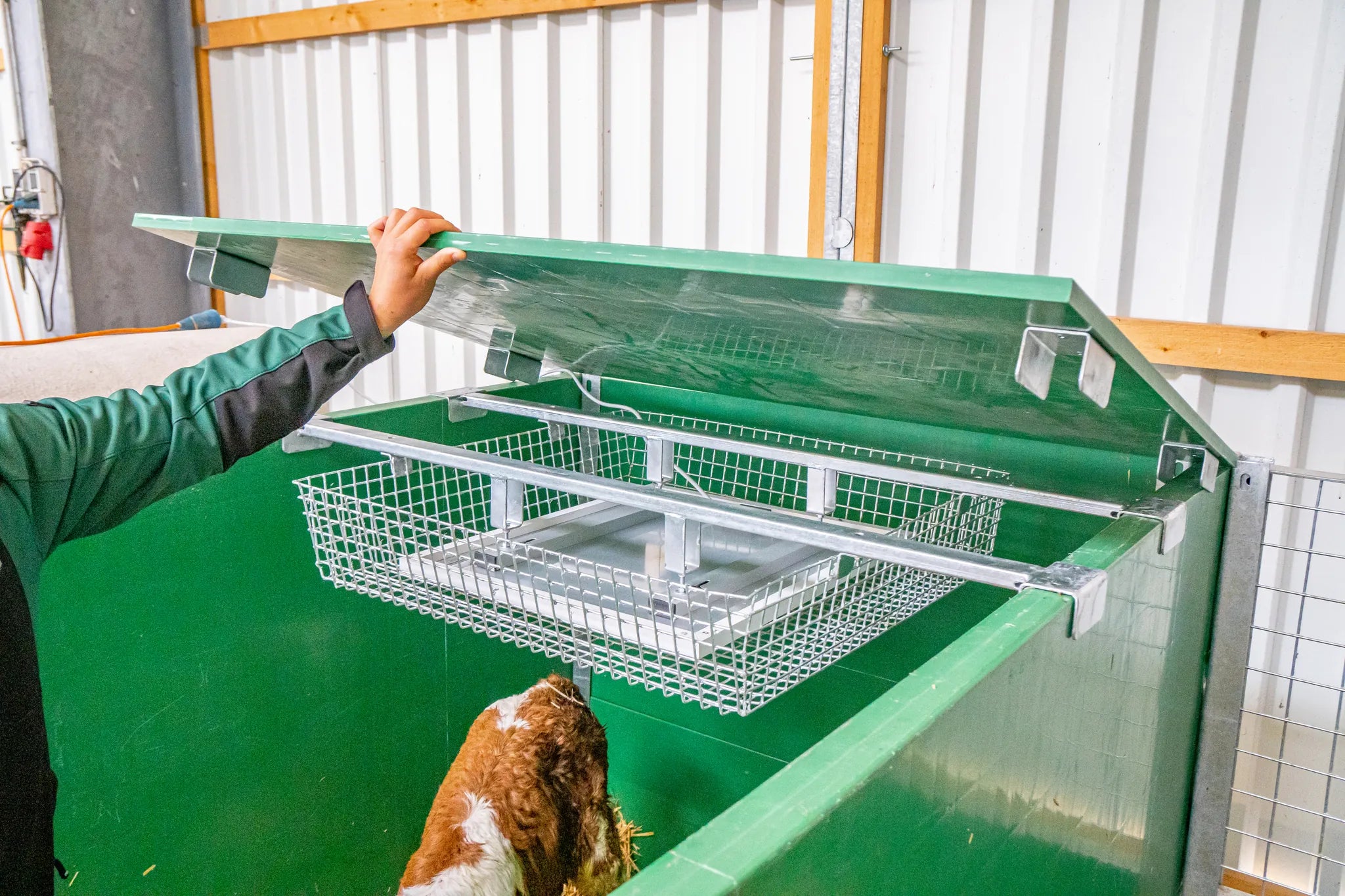 Abdeckung Kälberbox mit Wärmeplatte inkl. Halterahmen und Schutzkorb
