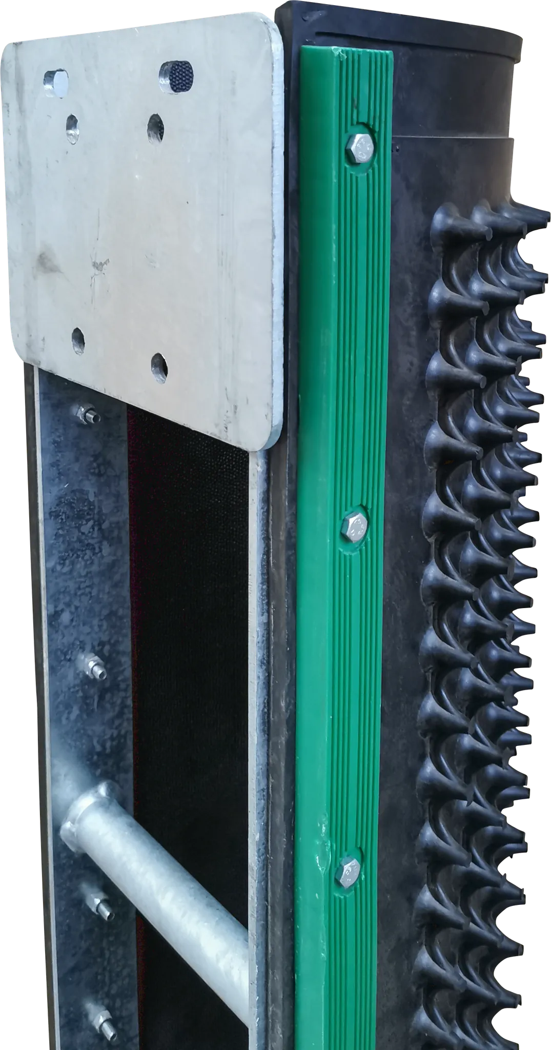 Halterung für Kratzmatte an Abtrennung und Pfosten