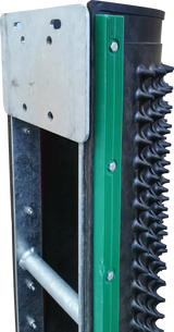 Halterung für Kratzmatte an Abtrennung und Pfosten