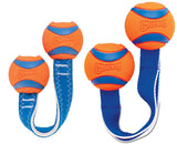 Chuckit! Hundespielzeug Ultra Duo Tug, 2 Tennisbälle, Nylonband, Größe M, Ball-Ø 6 cm