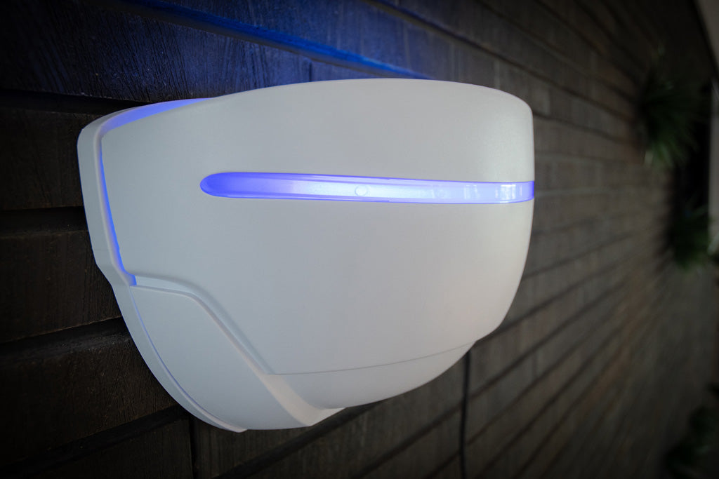 Resoluut Fliegenlampe, Uplight, 18 W, Wandmontage, 50 m², inkl. 10 Klebeplatten