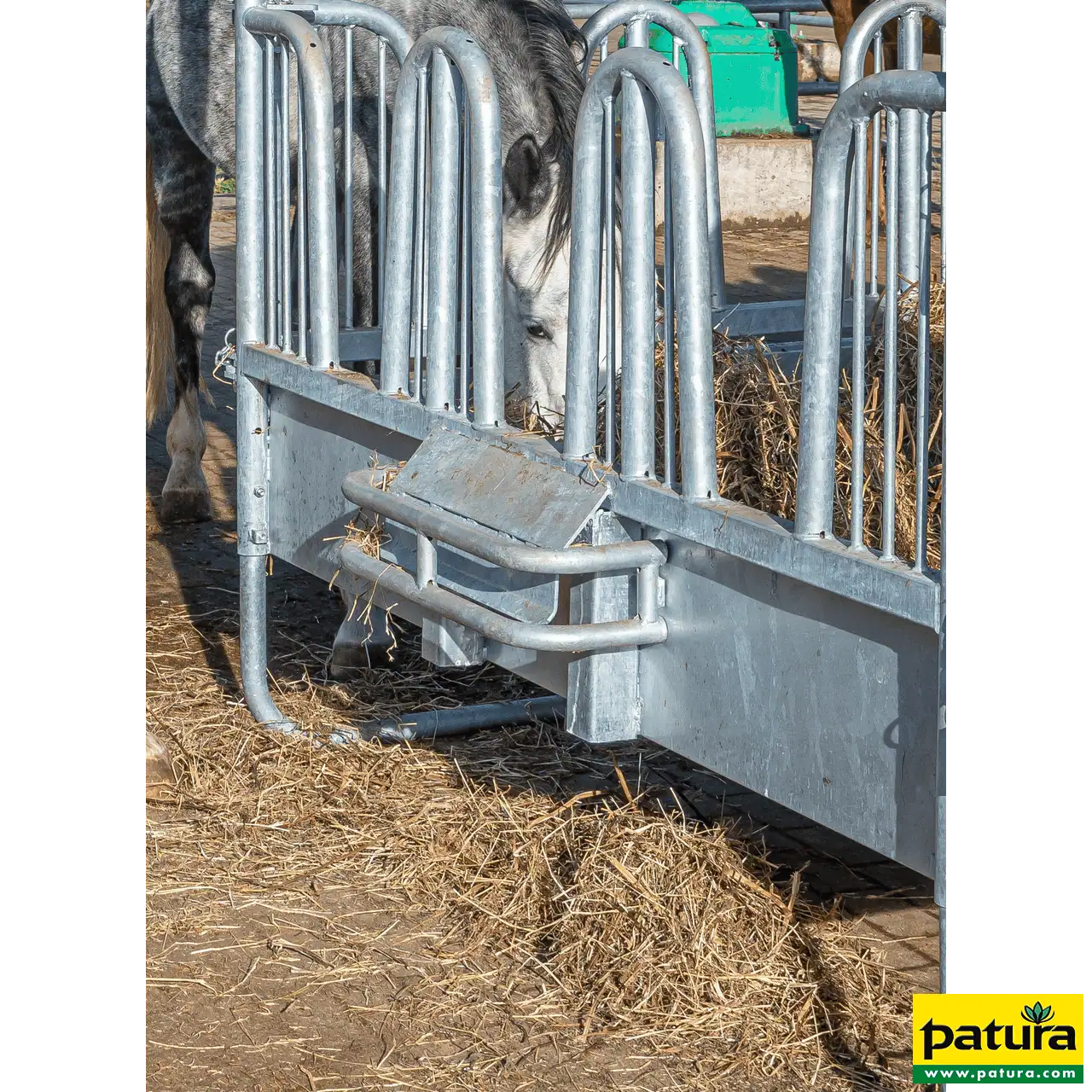 Patura Compact-Viereckraufe, 12 Fressplätze, Sicherheits-Palisadenfressgitter, ohne Oberlenkerrohr